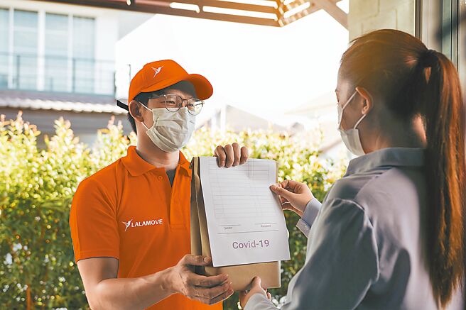 即时快递平台Lalamove于官网设立「防疫快递专区」（见图），不须出门，防疫物资、酒精、口罩、食品、日用杂货等皆可24小时随叫随送，最快1小时快递到府。（Lalamove提供）