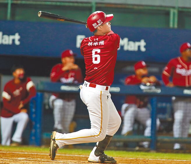 乐天桃猿林承飞昨在4局上打出2分打点全垒打。（郑任南摄）