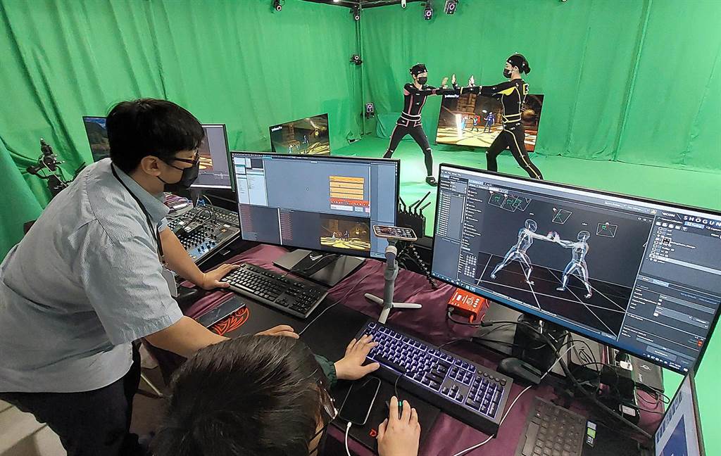 臉書母公司Meta6日宣布在台灣成立全亞洲第一座「元宇宙 XR Hub Taiwan」，展示多款AR與VR應用技術；而digiBlock C空間，亦設有資策會整合Yahoo TV、新月映像、科碼新媒體等業者，共同投入的「沉浸式內容拍攝實驗室」，圖為工作人員模擬拍攝情境。（趙雙傑攝）
