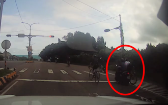 自行車隊「競速闖紅燈」下場慘 機車駕駛突遭猛撞超無辜