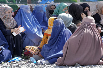 塔利班最高領袖下令 婦女公共場合須穿全身罩袍