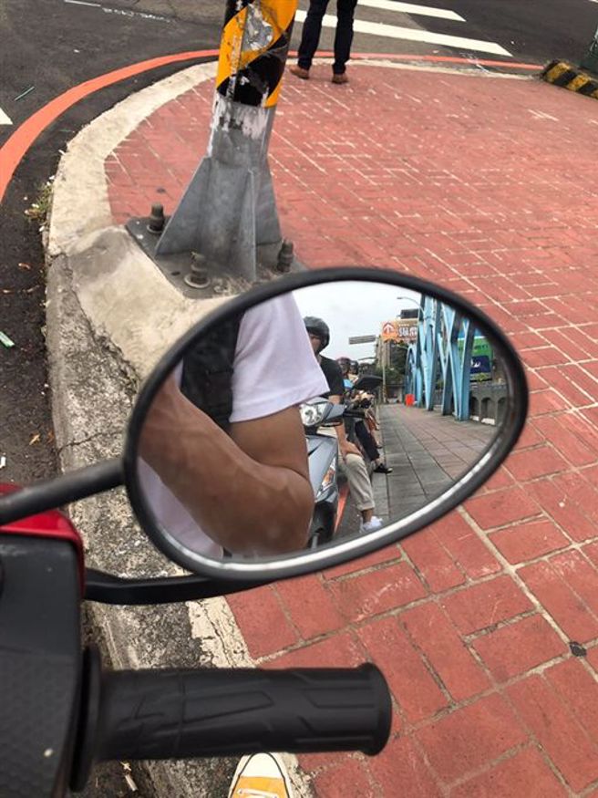 先前也有桃园骑士在停等红灯时，看后照镜反射赫然发现一幕奇景，后方5名骑士通通抬脚靠在人行道上，犹如马路「人形蜈蚣」。（图／翻摄自爆废公社）