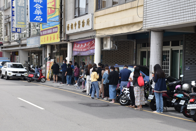 快筛之乱不仅民眾得排队买快筛，卫生所人员也为领快筛、分送快筛所累。（资料照/谢明俊摄）