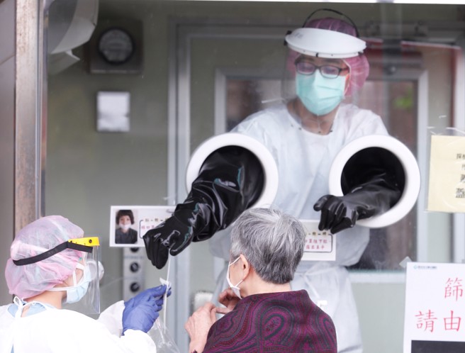 民眾前往醫院自費PCR，卻出現「陰轉陽」的奇怪結果。（示意圖非當事人。陳怡誠攝）