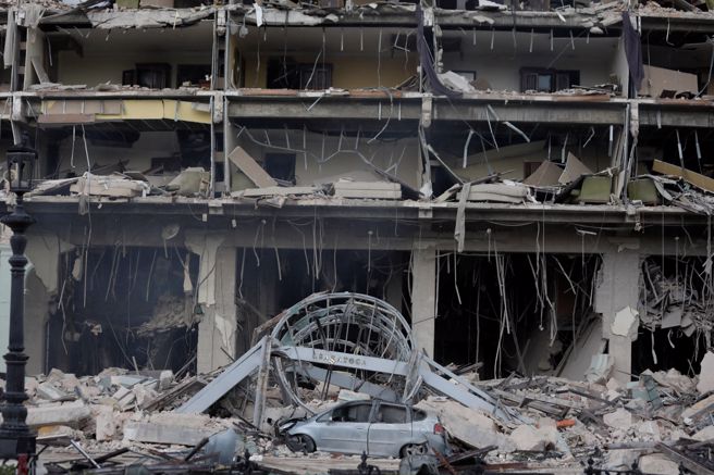 薩拉托加飯店（Hotel Saratoga）發生爆炸，外牆全毀（圖/路透）