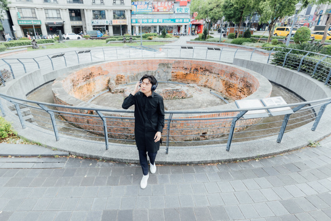 梁浩轩在策展过程中，发现建成圆环曾为歌手传唱地，可说是台北重要的音乐地标。（摄影／林冠良）