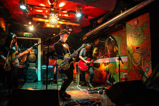 许多独立乐团、音乐人曾在「地下社会」表演，也让此处在台湾独立音乐史上有着举足轻重的地位。（图／激射乐团）