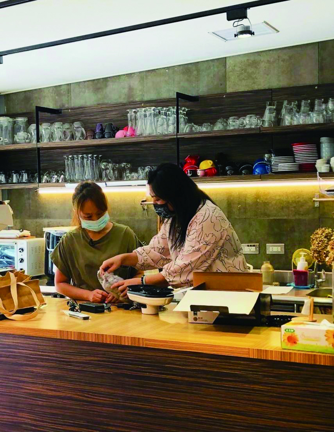 电器租赁平台媒合成功后，由出租者向租用者亲自说明电器使用方式。（图／电电租）