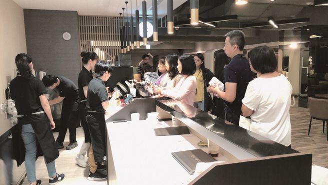 会员订阅制的咖啡业者抓准上班族客群，进驻办公大楼，提供新型态的咖啡消费模式。（图／ Knock Knock coffee） 