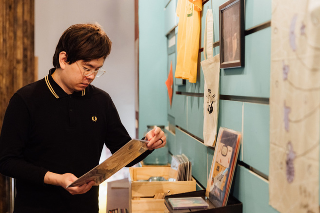 陈玠安认为结合选物、餐饮、表演等不同功能的复合式音乐空间，能让人在日常生活中接触音乐的美好。（摄影／林冠良）