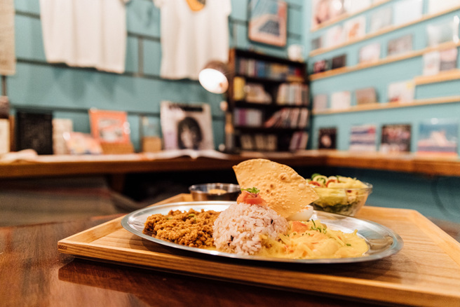 结合餐厅与音乐选物的「台北月见ル君想フ」，让人们在用餐之余也能接触多样的音乐事物。（摄影／林冠良）