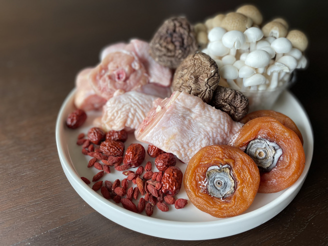 鸡腿剁块洗净备用。（图／范侨芯）