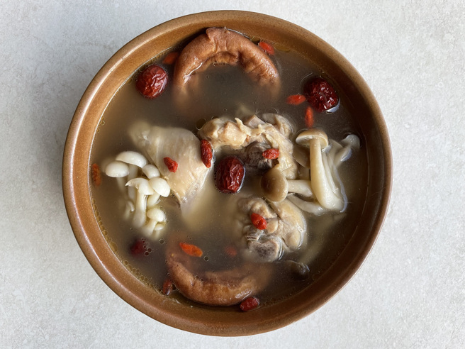 柿饼鸡汤是范侨芯母亲经常制作的客家料理，润喉养肝，于母亲节大餐登场再适合不过。（图／范侨芯）