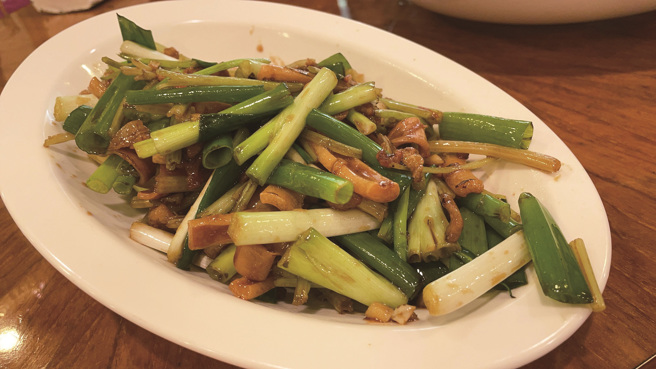 客家小炒、豆乾排骨汤是节庆时经常端上桌的美味。（图／范侨芯）