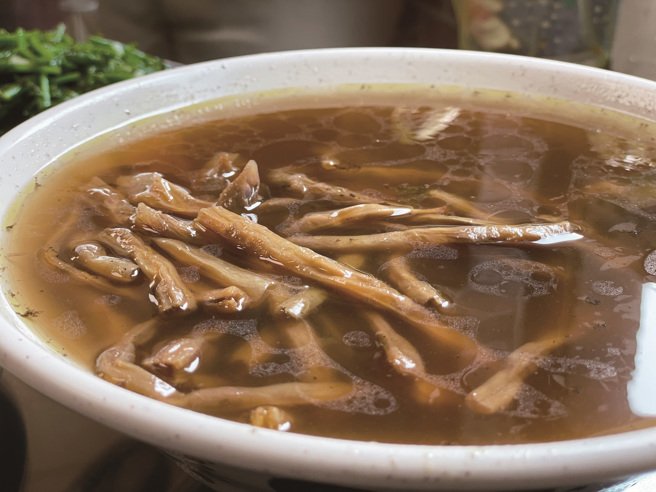 客家小炒、豆乾排骨汤是节庆时经常端上桌的美味。 （图／范侨芯）(2)