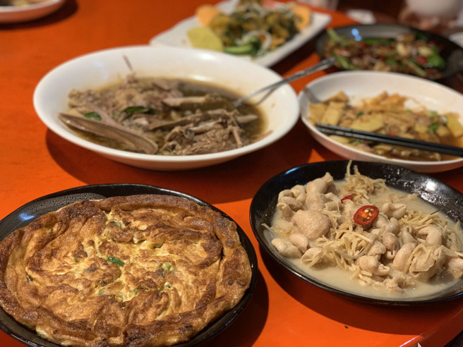 客家料理是范侨芯的儿时餐桌回忆，菜脯蛋、姜丝大肠更是阿婆与母亲经常烹煮的菜肴。（图／范侨芯）