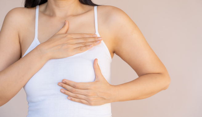 男护理师替女病患处理头部伤口时，佯称要进行身体评估，竟将手伸对方入胸罩内抓捏胸部。（示意图/Shutterstock提供）
