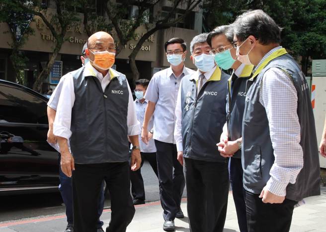 行政院長蘇貞昌(左)7日出席「嚴重特殊傳染性肺炎中央流行疫情指揮中心」擴大防疫會議，了解相關防疫作業。（趙雙傑攝）