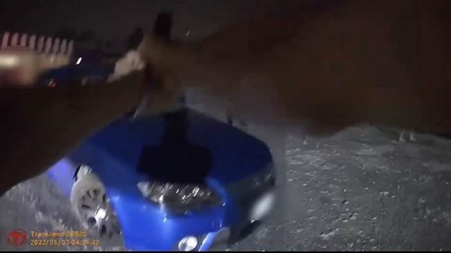 警方抵達現場還有人開車想逃。（翻攝照片／高雄洪靖宜傳真）