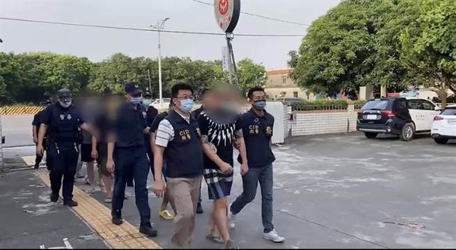 警方對空開2槍後，將打架12人法辦。（翻攝照片／高雄洪靖宜傳真）