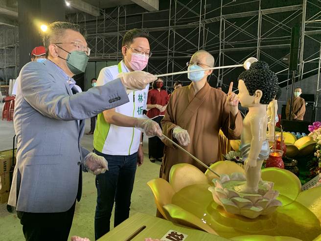 获民进党徵召参选台中市长的蔡其昌(左)，今天参加惠中寺浴佛活动。(林欣仪摄)