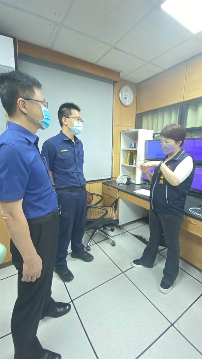 市长卢秀燕垂询电子围离操作状况并关心同仁执行防疫情形。（警方提供）
