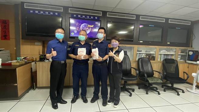 市长卢秀燕带来香鸡排给警察享用。（警方提供）