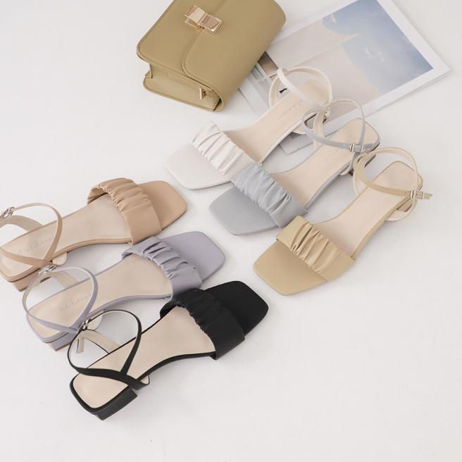 D+AF 2021热销鞋款，云朵抓皱低跟凉鞋，原价1380元，特价690元。（D+AF 提供）