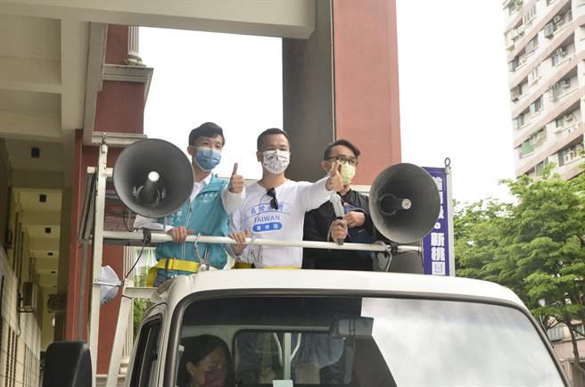 争取桃园市长国民党提名的台北市议员罗智强7日公布竞选发言人何元楷、行动竞选总部。（赖佑维摄）
