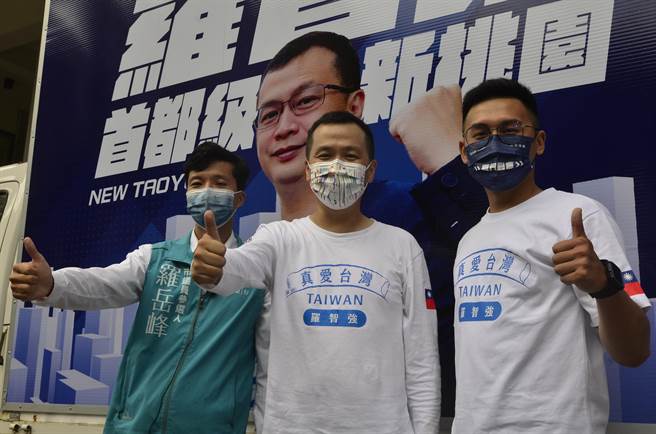 争取桃园市长国民党提名的台北市议员罗智强（中）7日公布竞选发言人何元楷（右）、行动竞选总部。（赖佑维摄）