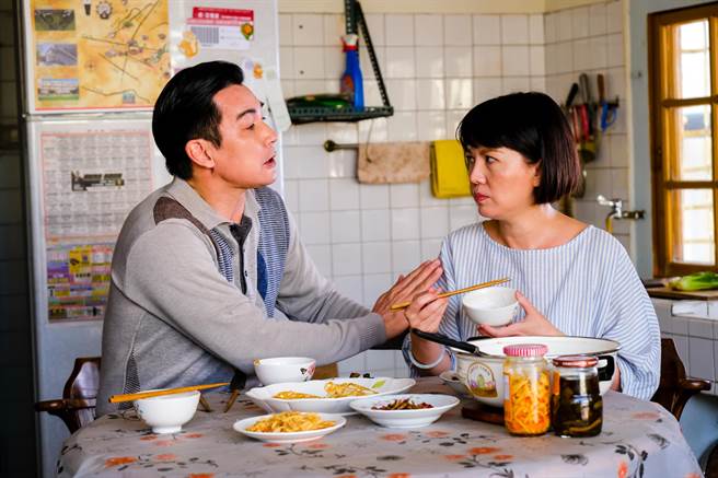伊正（左）、苗可丽在剧中饰演曾爸、曾妈，两人互动相当逗趣。（公视台语台提供）