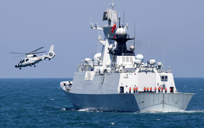 中国社群媒体上盛传，为了跟上003型航母即将完工的脚步，解放军正着手打造升级版054B型护卫舰，图为直升机从中国海军054A型护卫舰「日照」舰上起飞的画面。（新华社）