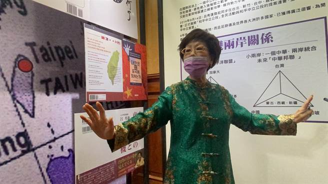 前副总统吕秀莲导览展览。（曹婷婷摄）