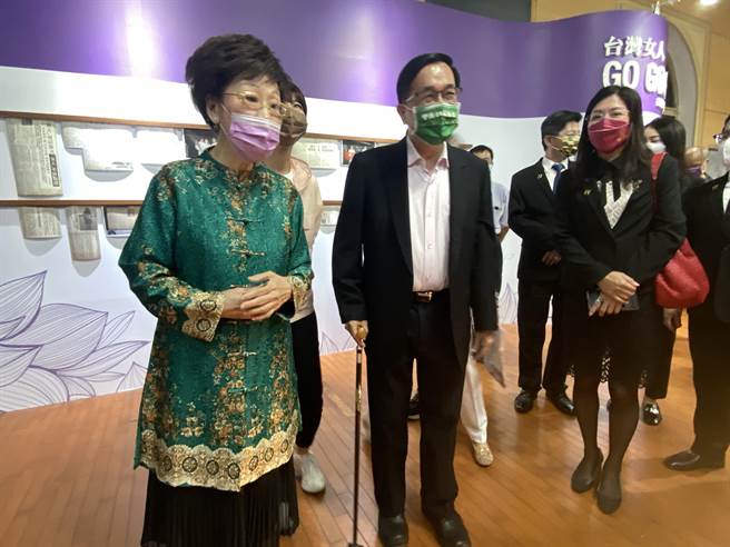 前总统陈水扁、前副总统吕秀莲同框看展。（曹婷婷摄）