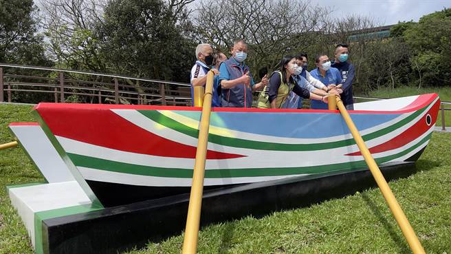 公园内设有渔船造型的休憩场所，象徵当地传统捕鱼文化「牵罟织梦网」的特色。（吕健豪摄）