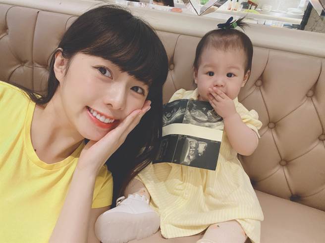 简廷芮与女儿小萝卜和超音波照合照，惊喜收母亲节大礼。（艺和创意提供）