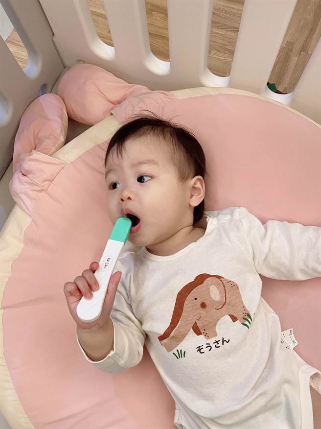 简廷芮女儿小萝卜调皮的将验孕棒放嘴巴。（艺和创意提供）