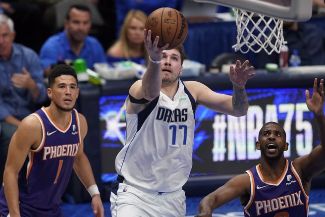 东契奇(中)今天交出26分、13篮板及9助攻的准大三元。(美联社)