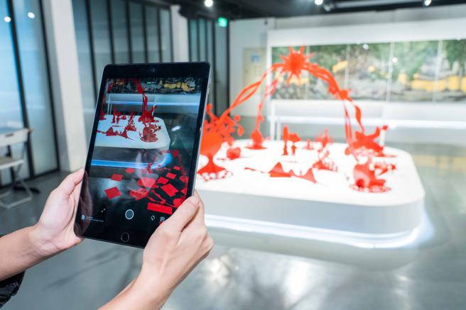 在Meta的「元宇宙 XR Hub Taiwan」中可以體驗元宇宙的藝術世界，把藝術與科技融合，也能讓民眾更了解藝術作品。（石智中攝）