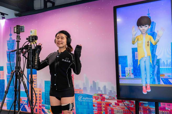在Meta與資策會成立的「元宇宙 XR Hub Taiwan」中，能夠讓民眾更了解元宇宙以外，也為本地產業帶來商機，像圖中的正是Avatar虛擬化身的展示。（石智中攝）