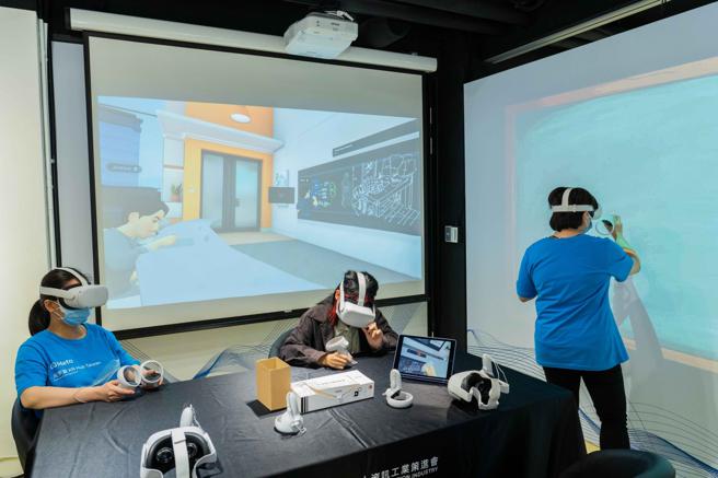 在Meta的「元宇宙 XR Hub Taiwan」中，就會引領著民眾走進虛擬世界，像疫情間不能與同學一起上課的教室，在元宇宙中就能達成。（石智中攝）