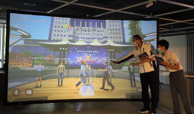 現在只要透過 GOXR APP，只要輸入「元宇宙教育藝廊」，便可即時串流到300間以上的新北市 3D 藝廊。（XRSPACE提供）