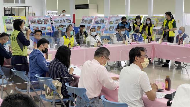 新北市长侯友宜今天上午在北海岸行程满檔，最后还参加行动治理座谈会，听取地方意见。（吕健豪摄）