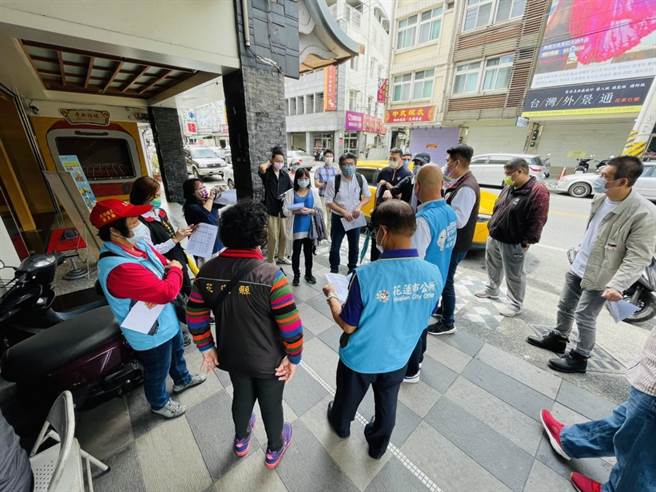 規劃中華路等路段增設停車格，縣府邀請市公所、警局以及當地議員、里長等會勘，5月中旬開始劃設。（花蓮縣府提供／王志偉花蓮傳真）