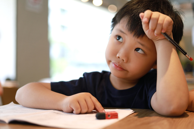 一名家长陪小二的孩子写作业时，发现题目竟要求画出成语「精益求精」的情境，让他苦恼的po文求助，没想到网友全歪楼。(示意图/达志影像)