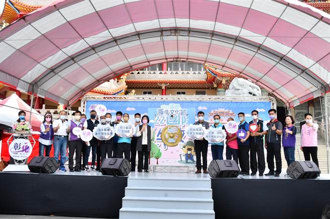 彰化縣政府７日在芳苑鄉普天宮舉辦「2022國際海牛文化節」活動，現場有海牛寫生比賽、潮間帶體驗、親子闖關等，其中最受矚目還是海牛採蚵活動。（吳建輝攝）