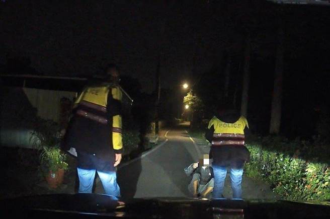 龙潭91岁张姓老翁凌晨独坐路中哭泣。（龙潭分局提供／蔡明亘桃园传真）