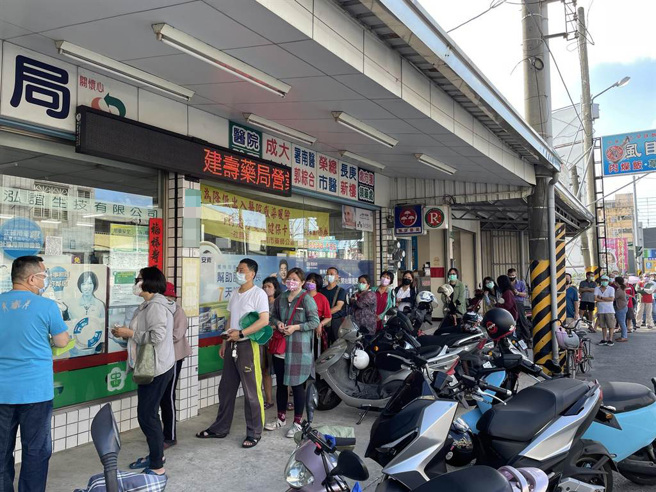 北部托南部代买，台南社区药局爆量排队纠纷层出不穷。（图/程炳璋）