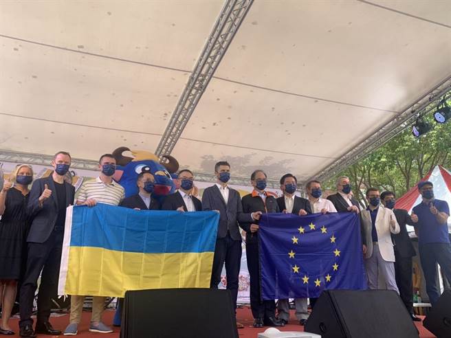 一年一度的「欧洲节」今天在台北市华山文创园区登场，欧盟与欧洲各国代表心繫乌克兰。（杨孟立摄）