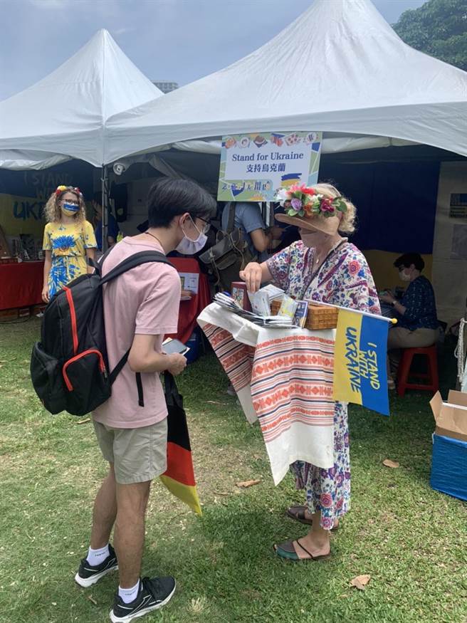 今年的「欧洲节」活动现场设立「支援乌克兰」慈善募款摊位，将有义卖与手作工作坊等募款活动，邀请与会者一同声援乌克兰。（杨孟立摄）